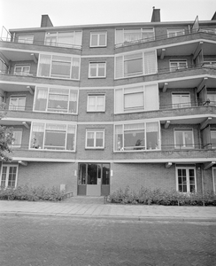881048 Gezicht op een deel van een flatgebouw aan de Nijeveldsingel te Utrecht, met de woningen nrs. 5 - 6-3.